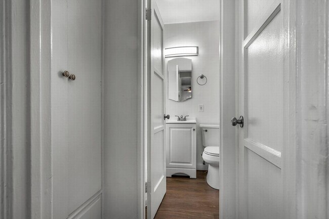 Building Photo - Excellent WeHo Location!