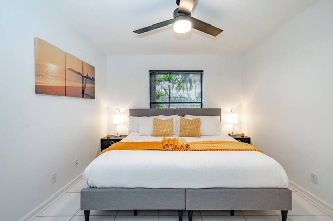 Building Photo - 830 SW 14th Ct