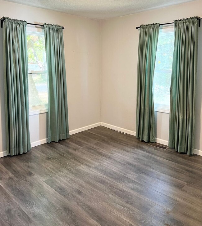Building Photo - MOVE IN NOW & SAVE BIG! GET 1/2 OFF SEPTEM...