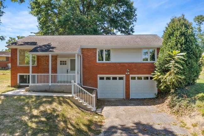 Primary Photo - Beautifully Renovated 4 Bed/ 2 Bath with 2...