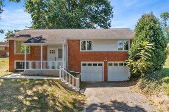 Building Photo - Beautifully Renovated 4 Bed/ 2 Bath with 2...