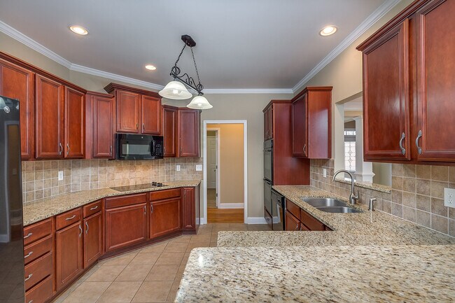 Building Photo - Huge 2 Homes in 1 with 2 full kitchens