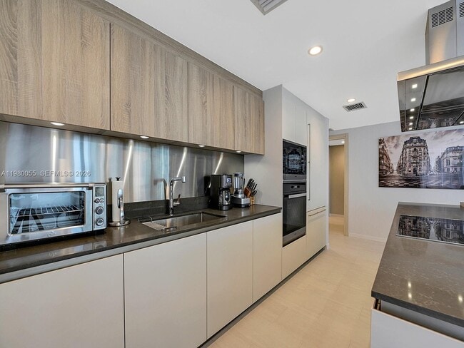 Building Photo - 1000 Brickell Plaza