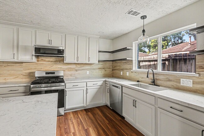 Building Photo - 2430 Summer Spring Dr