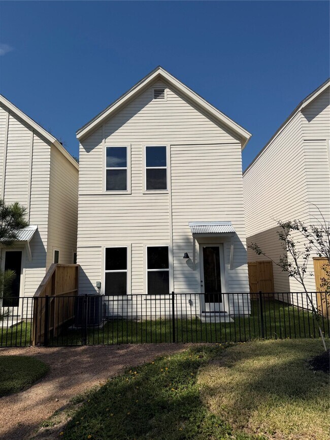 Building Photo - 879 Rachel St