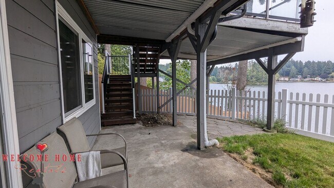 Building Photo - Huge waterfront home, fully furnished, boa...