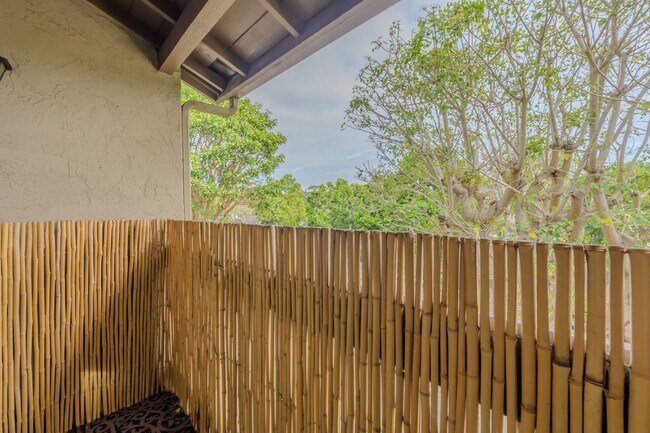 Building Photo - Beautifully Remodeled 1 BD, 1 Mile to beach