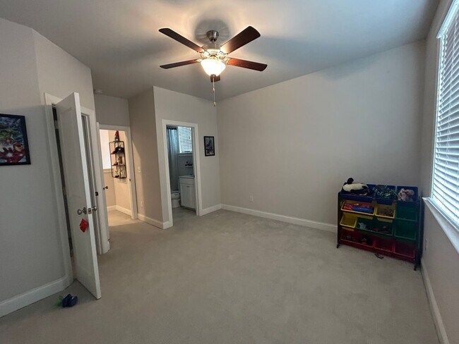 Building Photo - 413 Kinross Ln