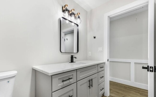 Building Photo - Move in Ready Stunning 4/3 Close To Everything In Greenville!