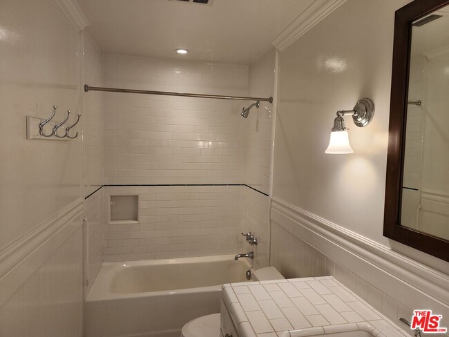 Building Photo - 1546 Palisades Dr