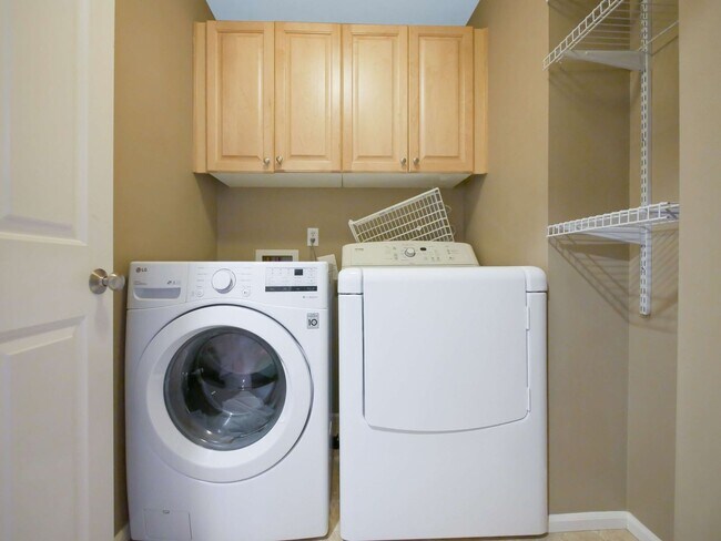 Building Photo - 3 Bed and 2.5 Bath Stunning Single-family ...