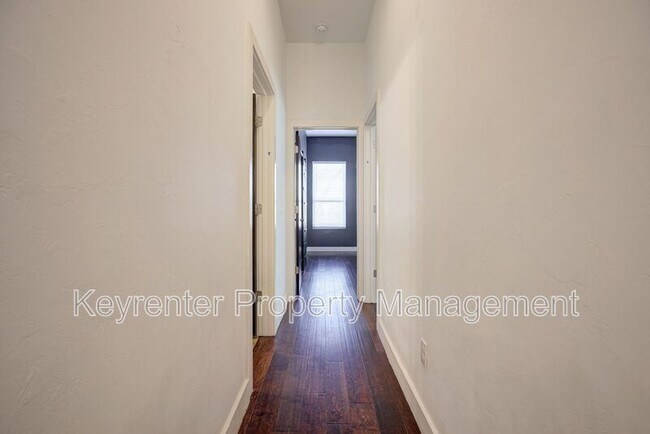 Building Photo - 727 NE 5th St