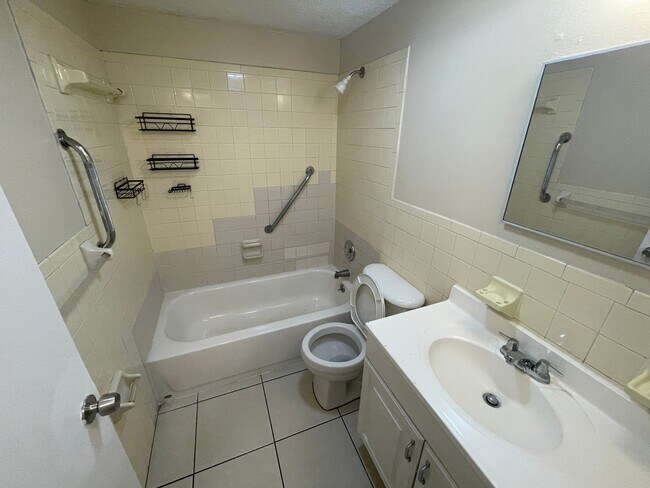 Building Photo - 2/1 Apartment in New Port Richey
