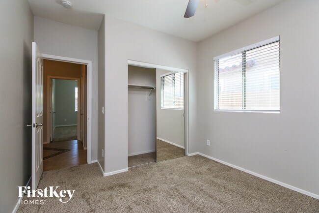 Building Photo - 4946 E Del Rio Dr