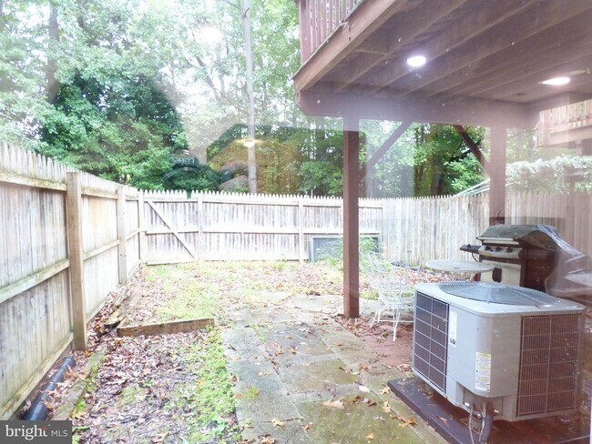 Building Photo - 6634 Westbury Oaks Ct