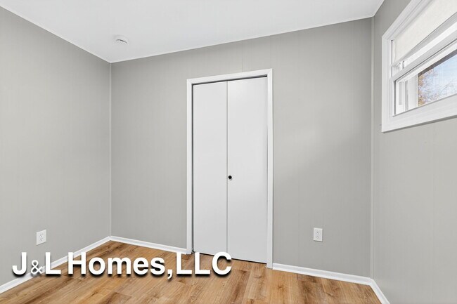 Building Photo - 1655 Westfield Dr N