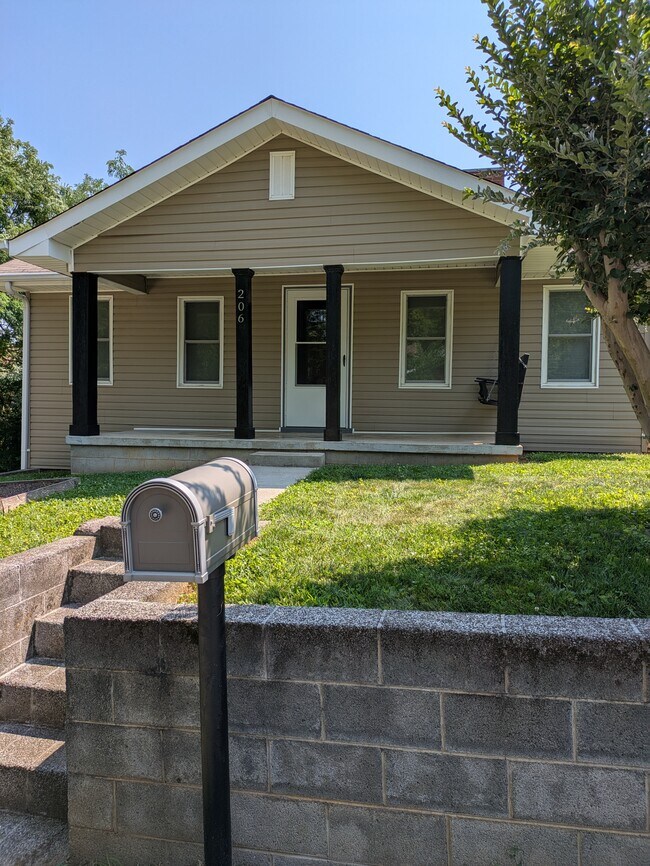 Primary Photo - 206 Pitner Pl