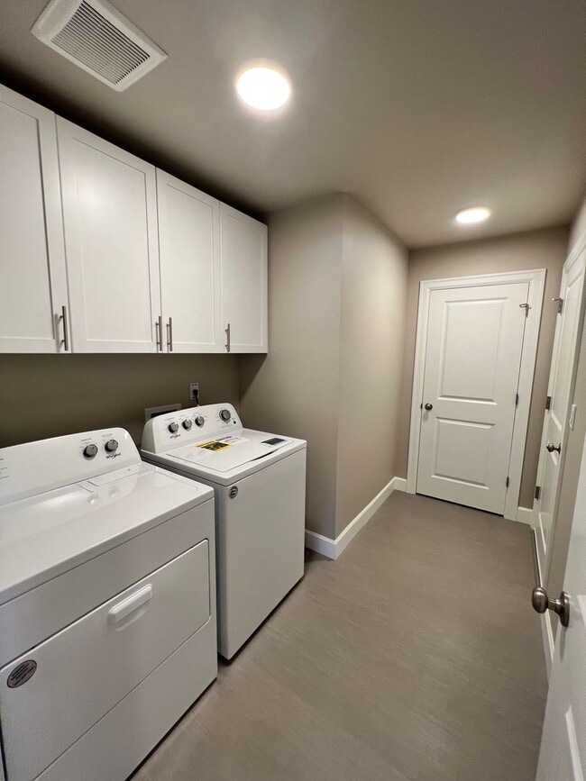 Building Photo - 1698 SW Black Butte Ct