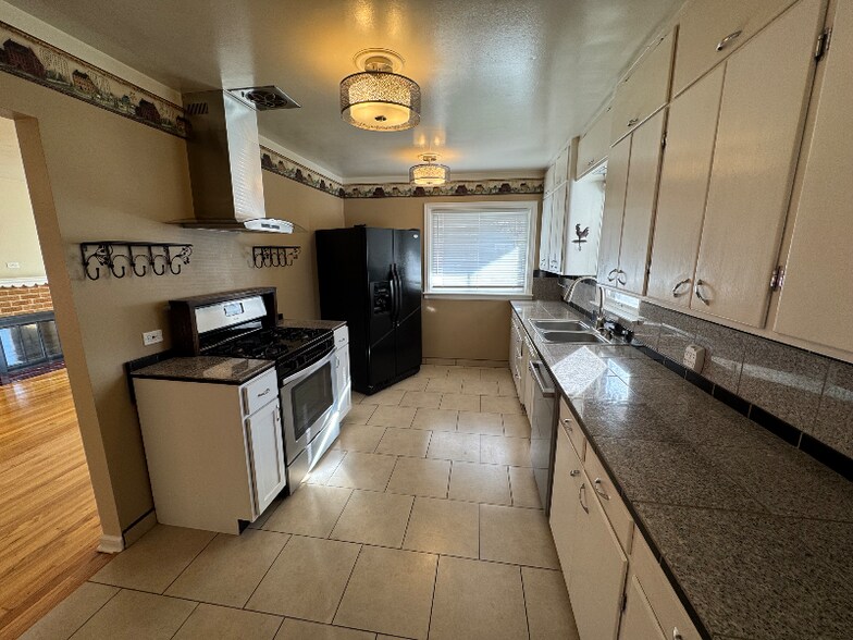 Building Photo - 825 E 35th Ave