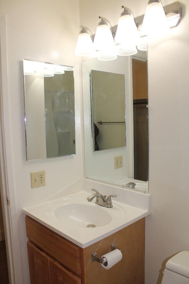 Building Photo - 109 Piccadilly Pl