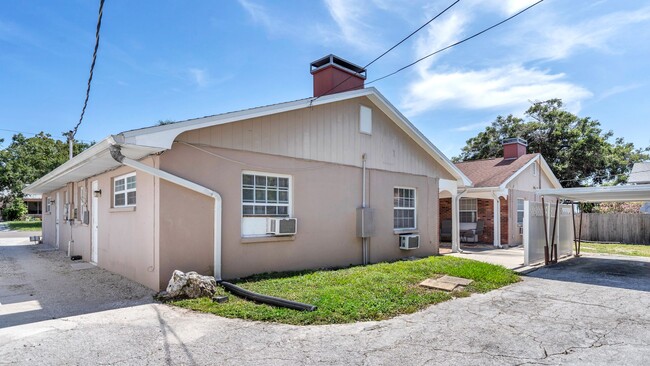Building Photo - Unfurnished/Annual Rental 1br/ba/1 carport...