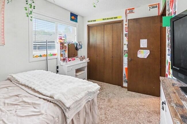 Building Photo - Rent: Cute 3 Bedroom Home