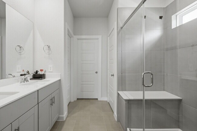 Building Photo - Gorgeous like new home in Montgomery Oaks!