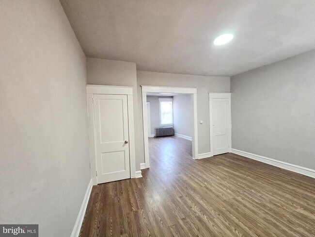 Building Photo - 204 W Duncannon Ave
