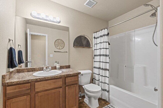 Building Photo - Updated 3-Bedroom Townhome with Private Ya...