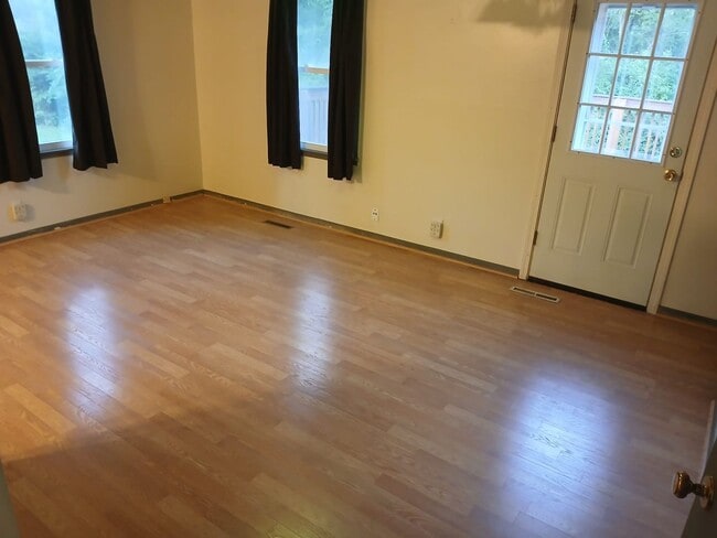 Building Photo - ASK about the MOVE IN SPECIAL! NO DEPOSIT!...