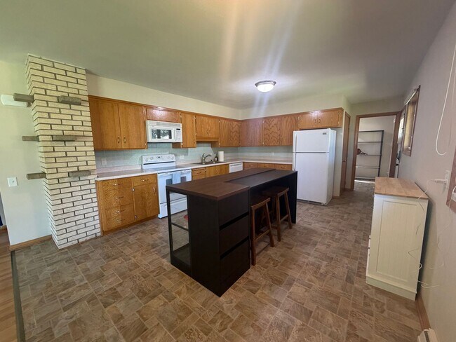 Building Photo - 2364 S Syene Rd