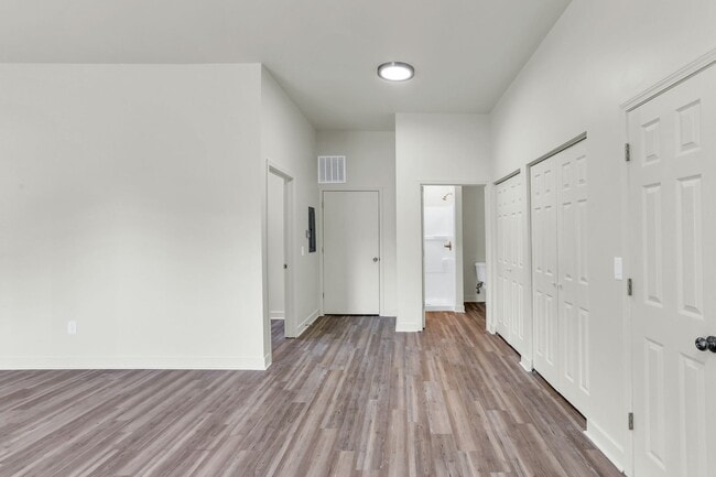 Building Photo - Escape to Serenity: Experience the Charm of our One-Bedroom Cottage!