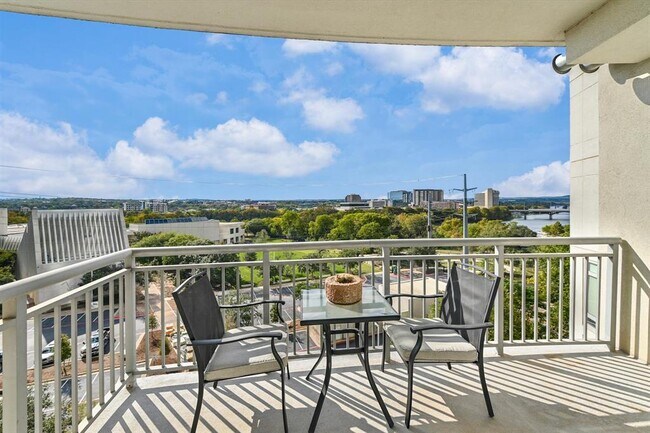 Building Photo - 603 Davis St