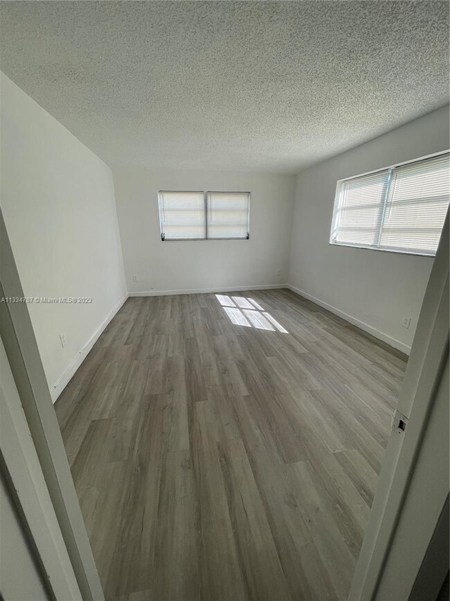 Building Photo - 300 NE 125th St