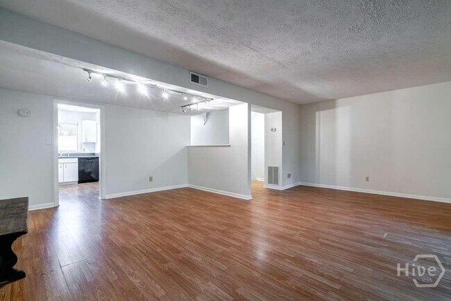 Building Photo - 108 Fernbanks Ct