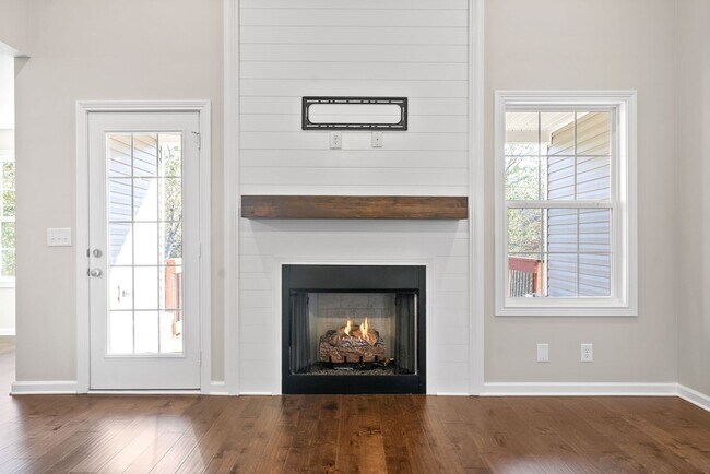 Building Photo - Pet Friendly Three Bedroom!