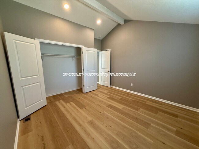 Building Photo - Large Updated 3 Bedroom/2 Bath Duplex in Lee's Summit