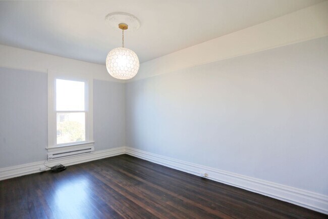 Building Photo - 144 10th Ave