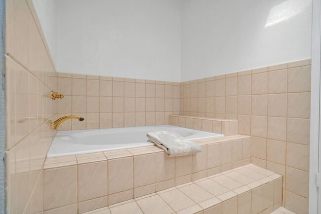 soaking tub for your pleasure! - 1976 Waltonia Dr