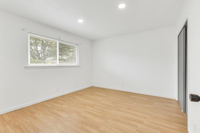 Building Photo - 1020 Seamas Ave