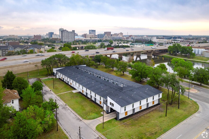 Building Photo - Lux Off Riverwalk