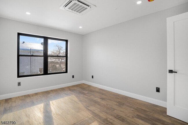 Building Photo - 479 15th Ave