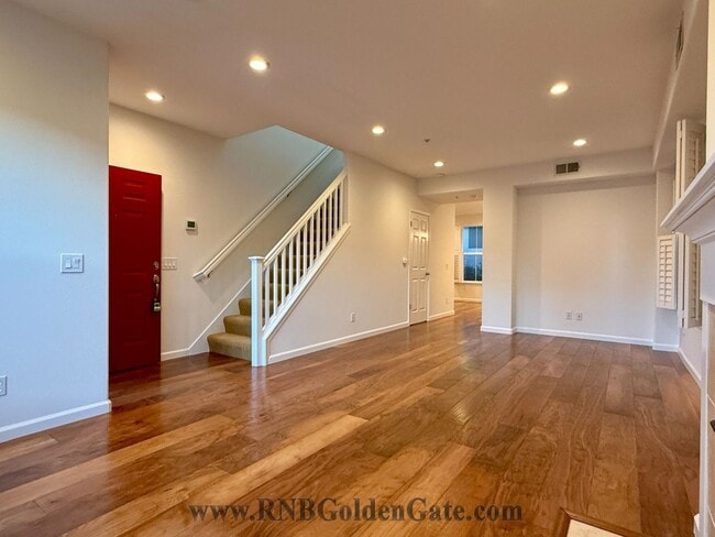 Building Photo - Gorgeous 3 bedroom, 2 and a half bathroom townhome in Hamilton Field for rent!
