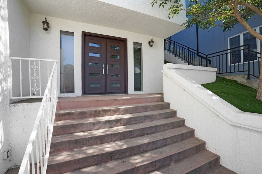 Building Photo - Experience Modern Luxury in this Stunning 4-Bedroom Smart Home in the Heart of 90027