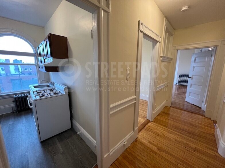 Building Photo - 2 Ware St