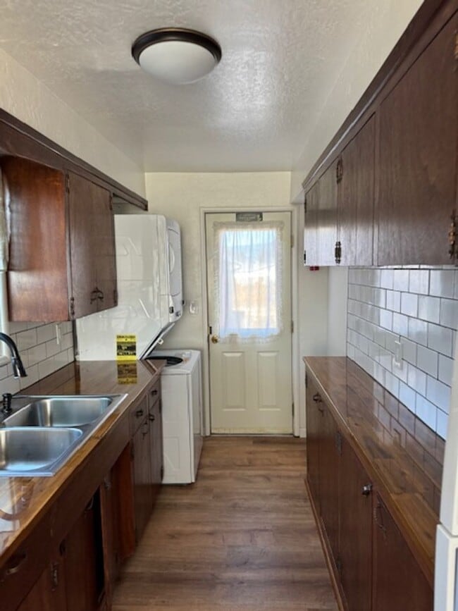 Building Photo - SINGLE LEVEL HOME WITH SPACIOUS FENCED IN YARD