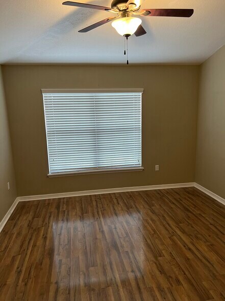 Building Photo - 5723 Kinglethill Dr
