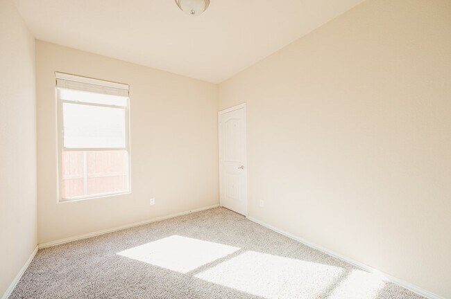 Building Photo - 6919 Kate Reed Dr