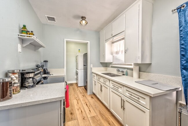 Building Photo - Beautiful 1-Bedroom Available