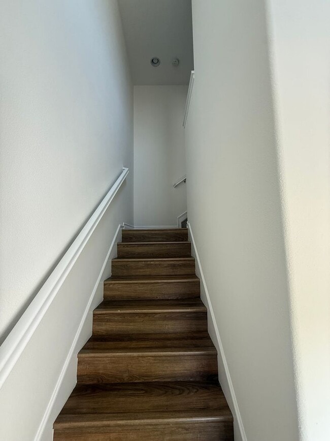Building Photo - 2 Bedroom, 2.5 Bath Tri-level townhouse in Signal Hill